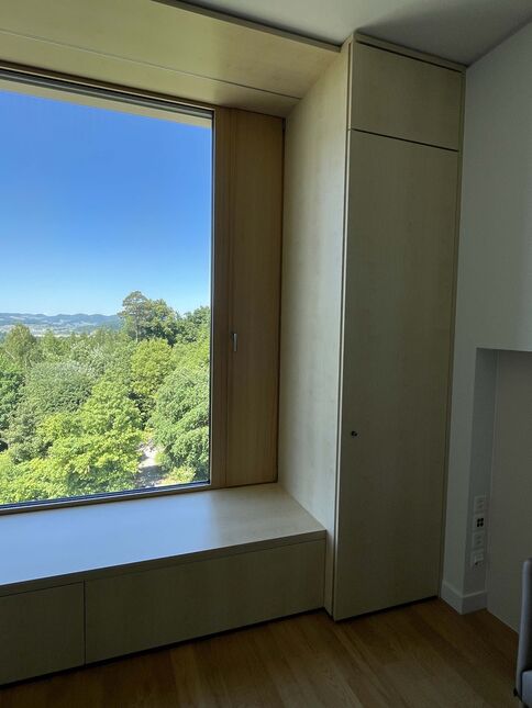 Hohes Fenster für effizientes Fensterlüften. (Foto: Peter Warthmann)